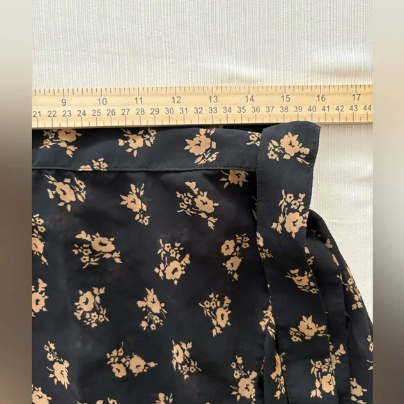 Hollister Mini Wrap Skirt Black and Cream Floral Pattern High Waist SZ L - Picture 6 of 13